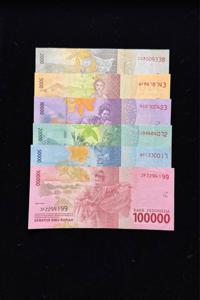 Banknotes , coins and stamps   - 7