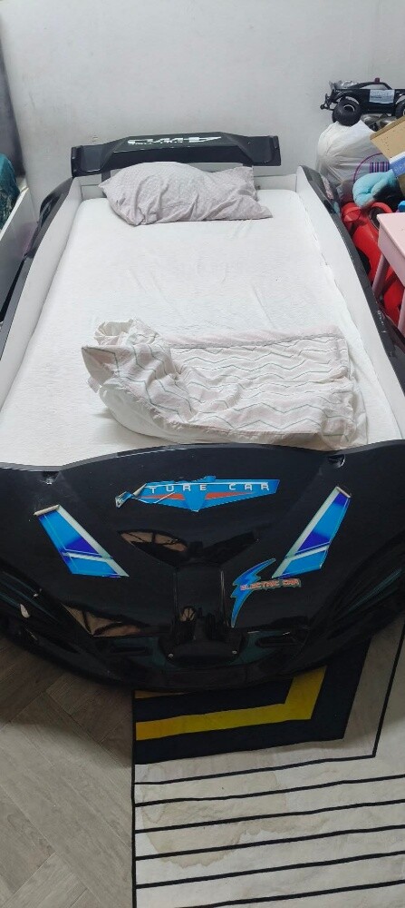 Car-shaped baby crib with mattress - 1