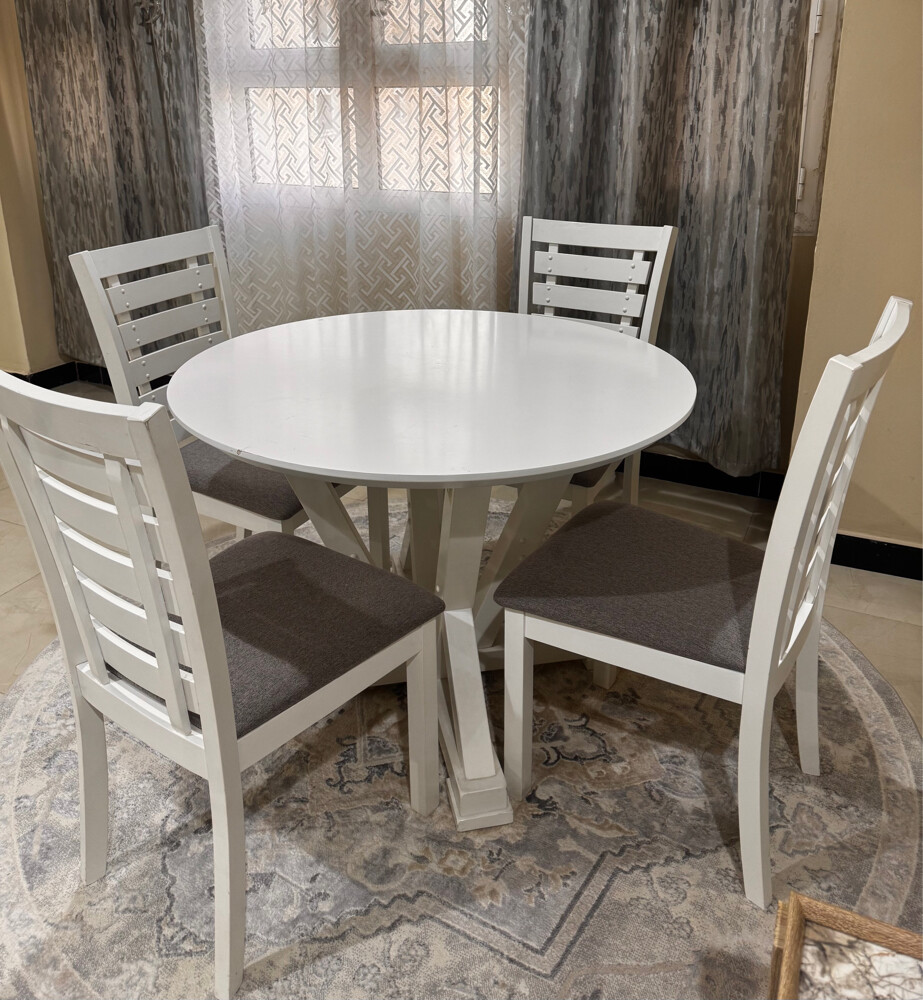 Dining table with 3 chairs and carp - 1