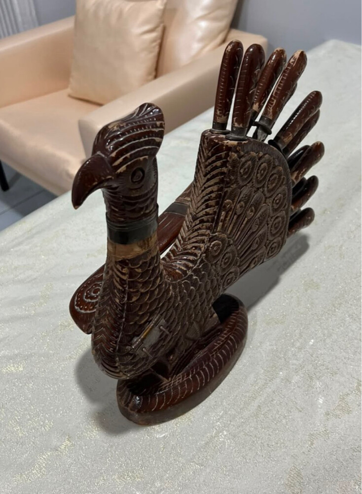 طاووس حامل سكاكين - 1