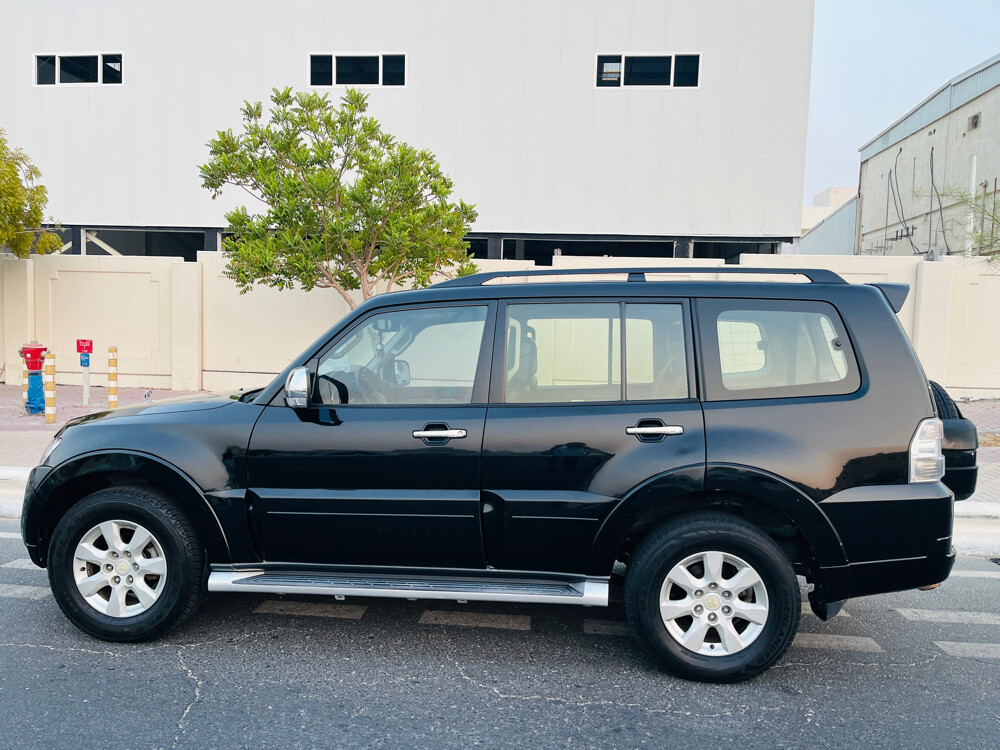 MITSUBISHI PAJERO - 2