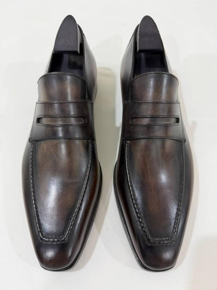 For sale: A luxurious classic shoe - 9