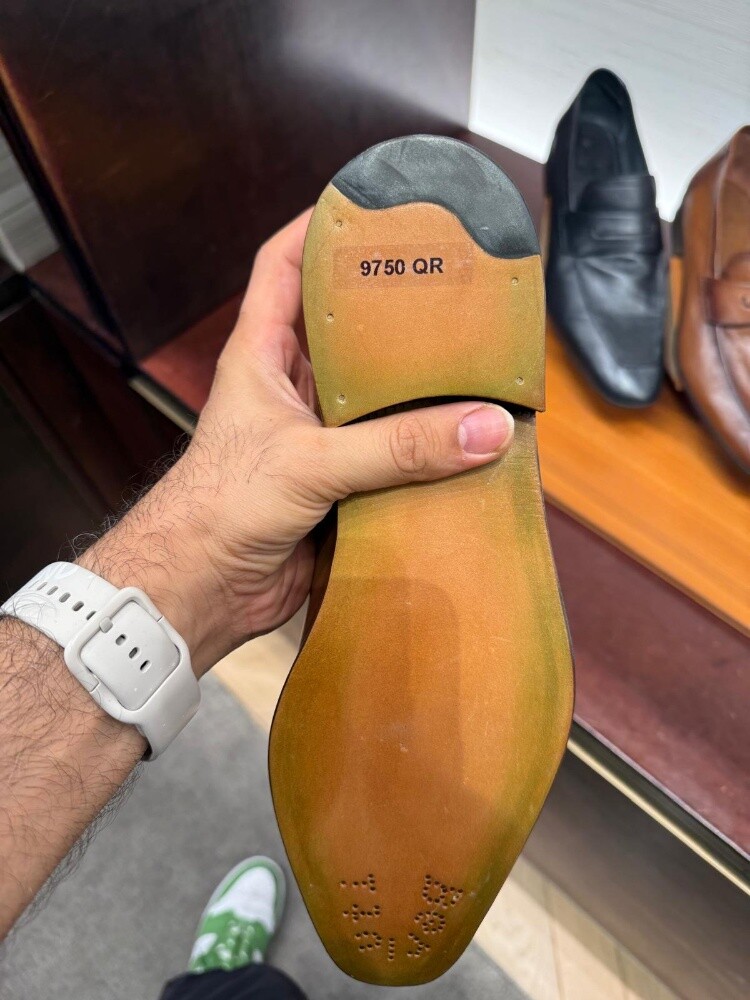 For sale: A luxurious classic shoe - 2