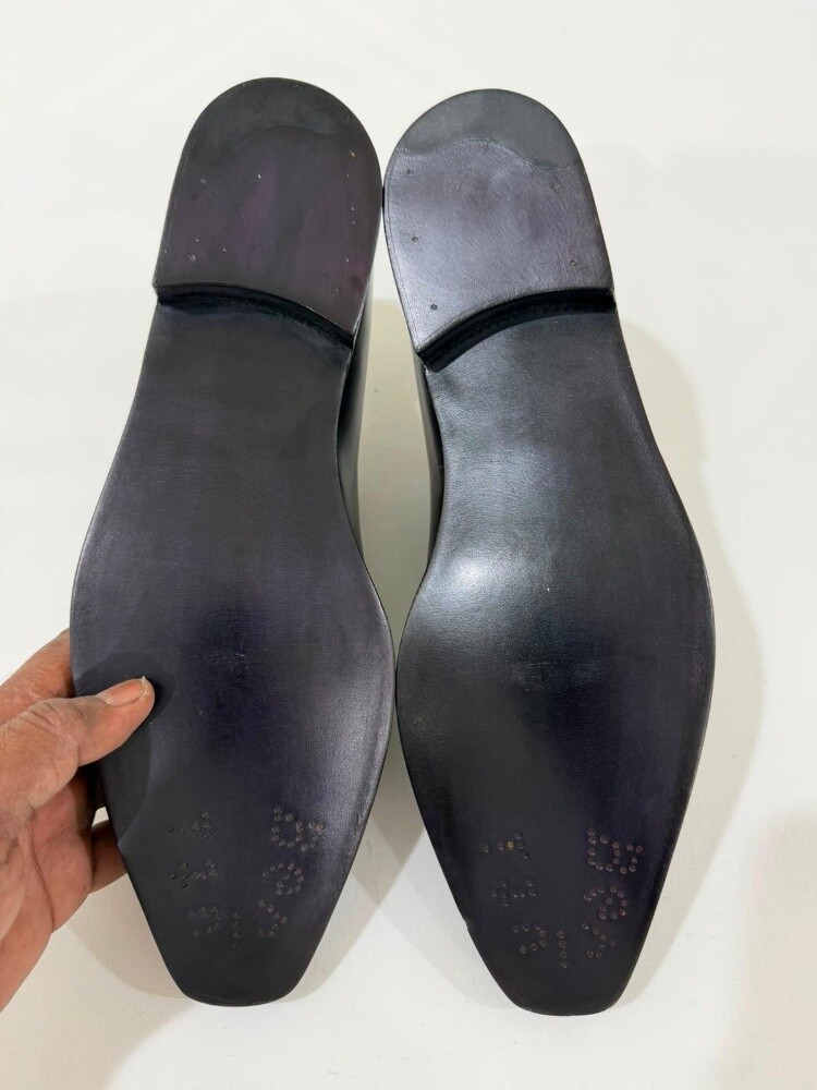 For sale: A luxurious classic shoe - 4