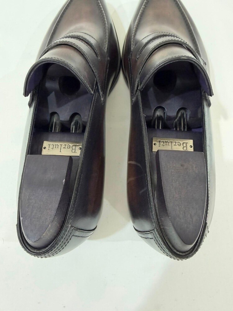 For sale: A luxurious classic shoe - 1