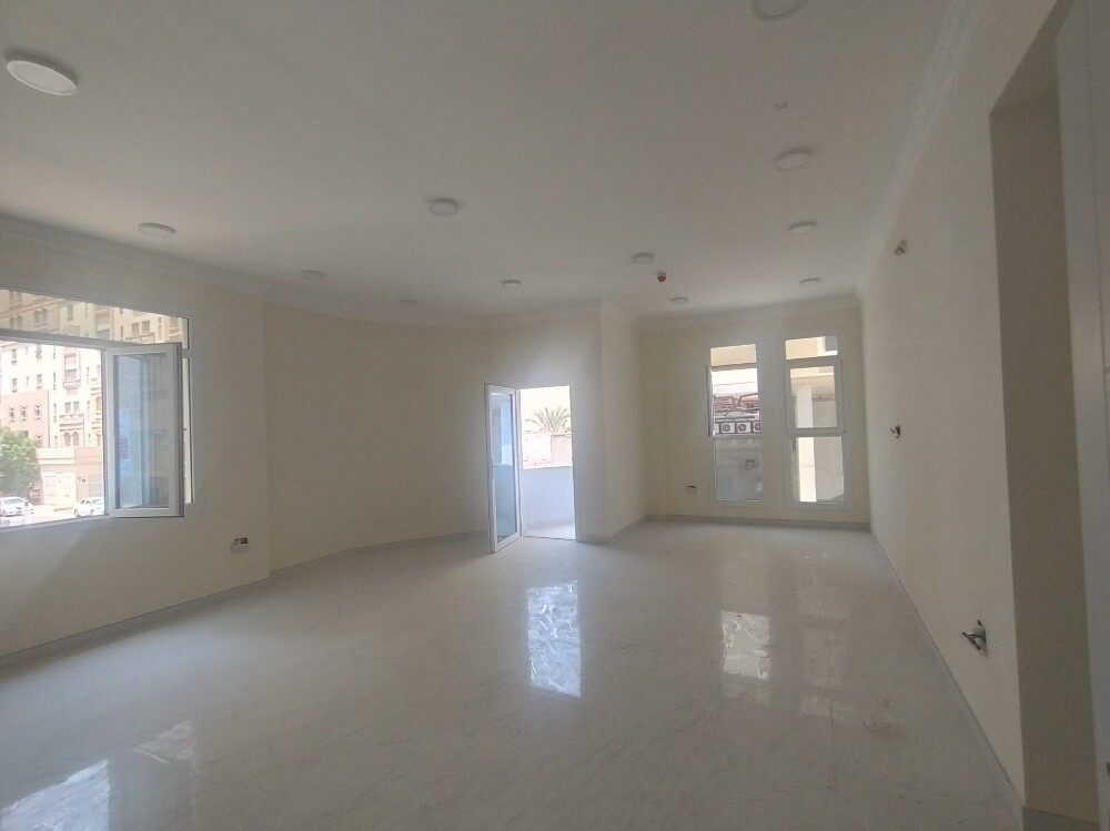 للبيع عماره جديده 4 شقق 3 غرف - 2