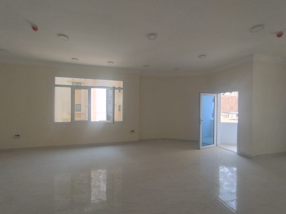 للبيع عماره جديده 4 شقق 3 غرف - 3
