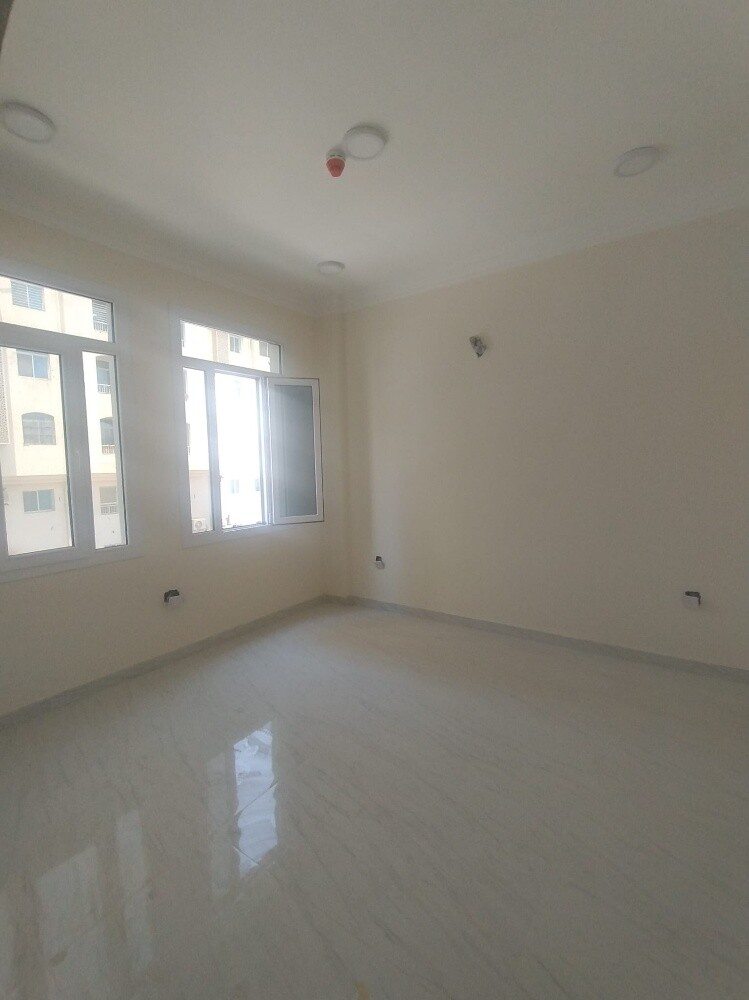 للبيع عماره جديده 4 شقق 3 غرف - 6