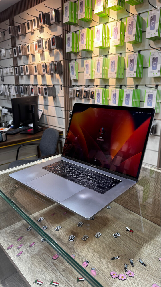 Macbook Pro 2017 | 15” | 16 GB RAM - 1