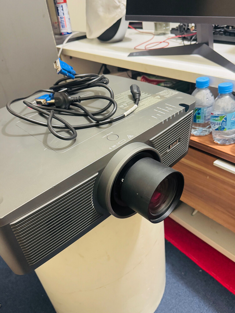 EIKI LC-XL200A projector 6000 lumen - 3