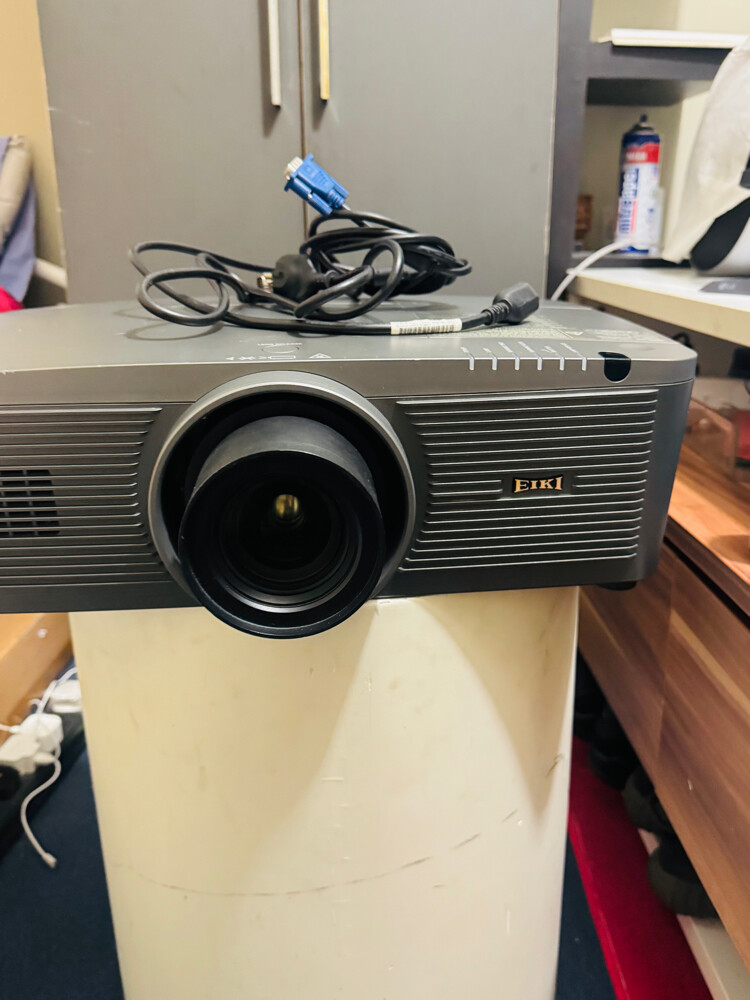 EIKI LC-XL200A projector 6000 lumen - 1