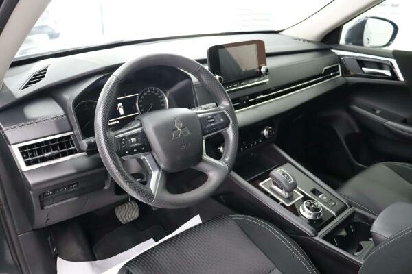 2025 Mitsubishi Outlander - 11
