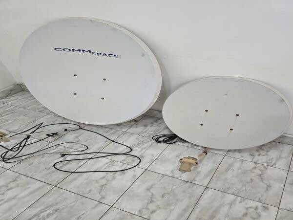 2 Satellite Dishes - 5