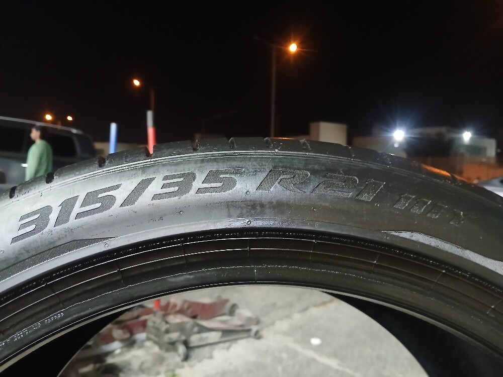 315/35/21 or 285/30/21 Pirelli - 9
