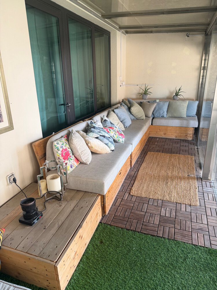 All the furnitures are included - 8