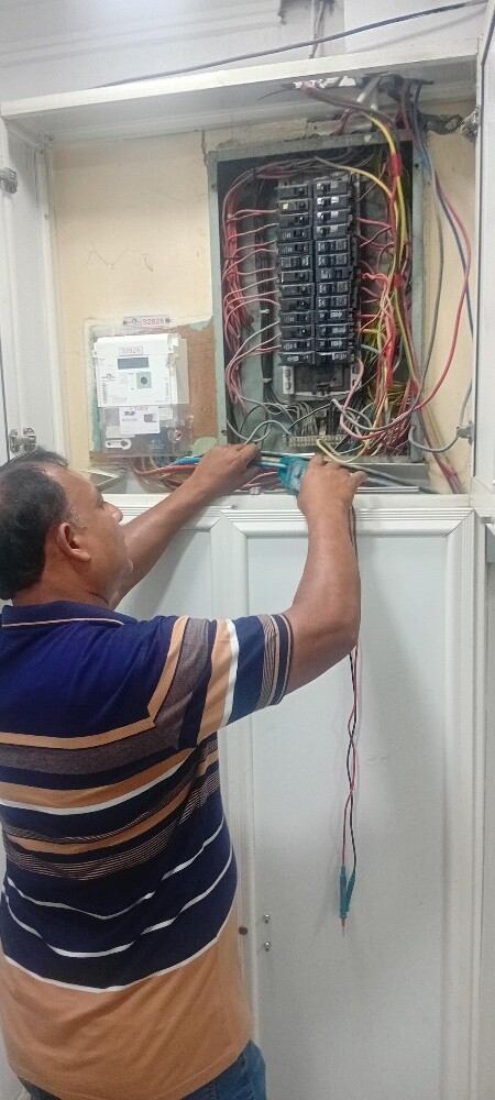 فني كهربائي نقوم بجميع التمديدات - 1