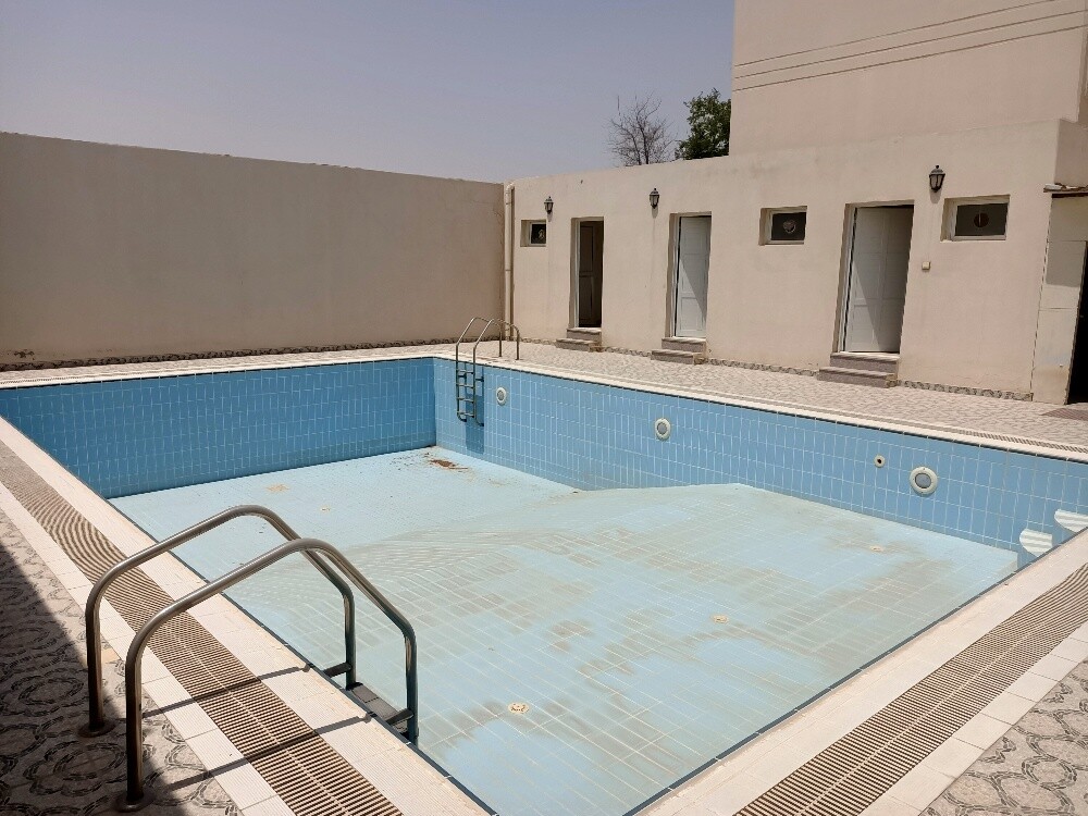 villas (male or female employee - 4