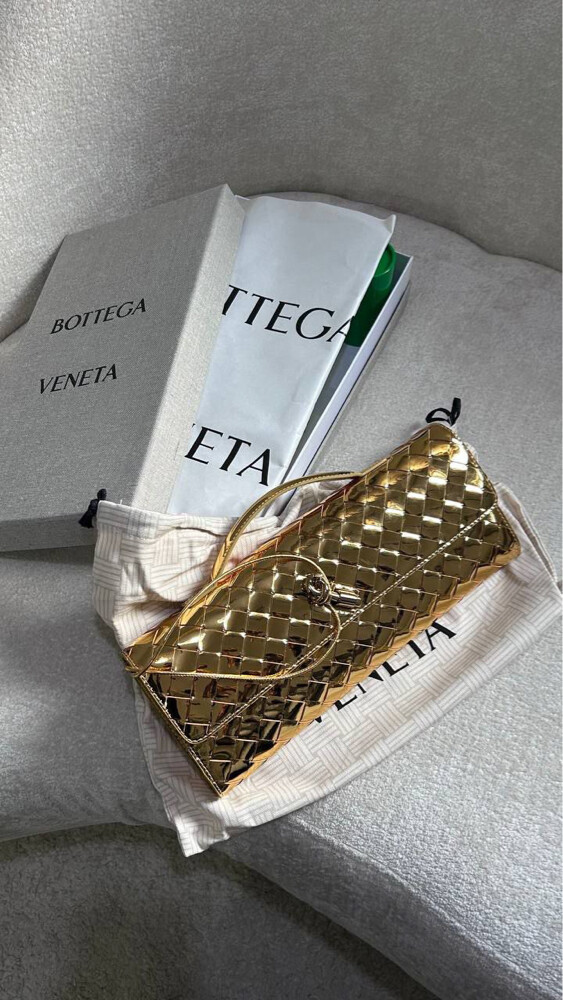 Bottega Veneta Andiamo Clutch Gold  - 2