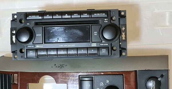 Dodge Durango, Original Radio - 6
