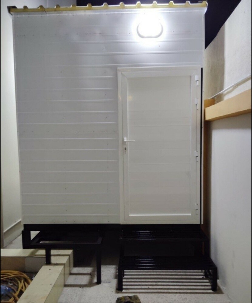 Cabin toilet kitchen - 2