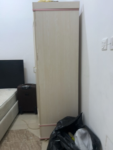 غرفه متواضعا الكراسي نظيفات وسرير - 2