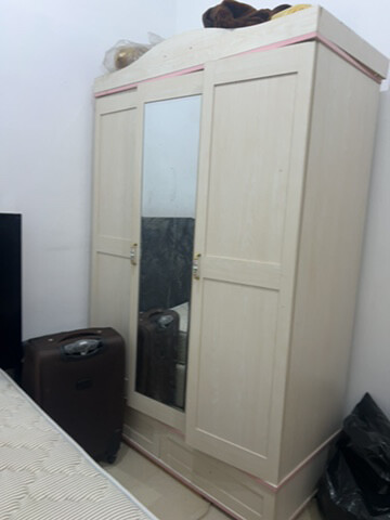 غرفه متواضعا الكراسي نظيفات وسرير - 4