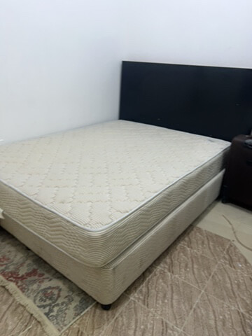 غرفه متواضعا الكراسي نظيفات وسرير - 3