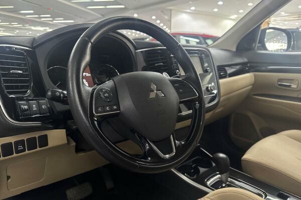 MITSUBISHI OUTLANDER 2.4L 4WD 2023 - 12