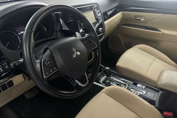 MITSUBISHI OUTLANDER 2.4L 4WD 2023 - 5