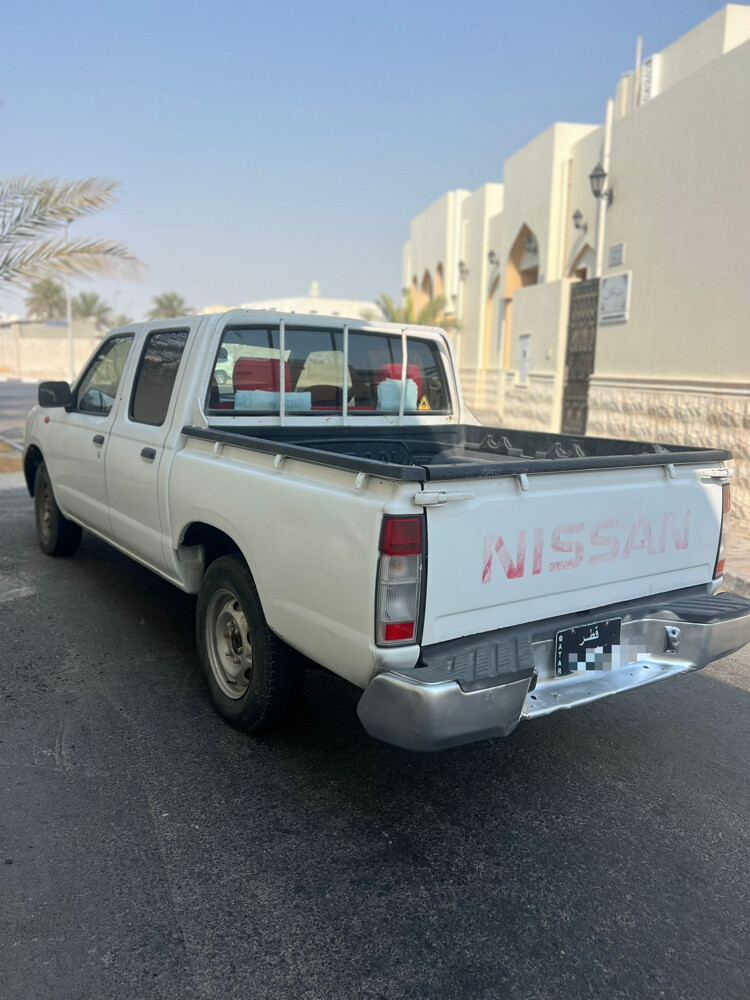 nissan pickup  - 2