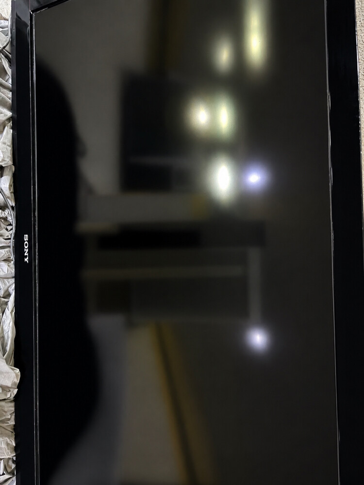 sony bravia (scratch in the screen) - 1