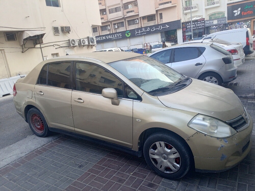 nissan tidda 2010 - 1