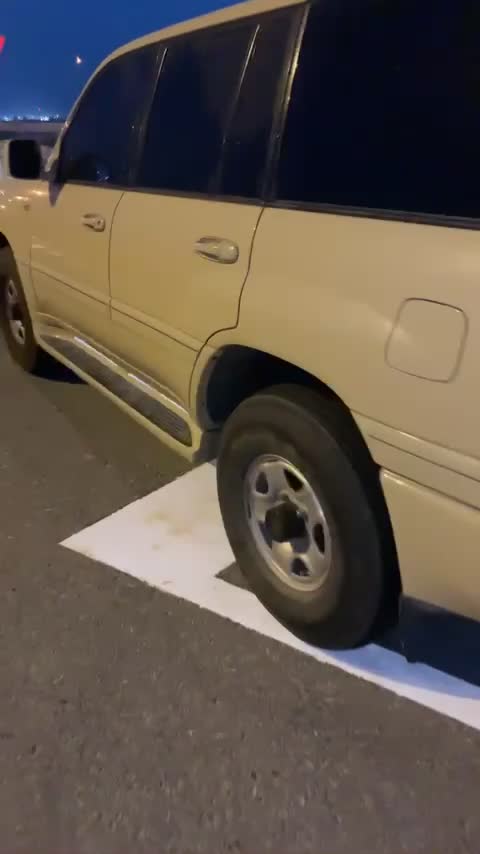 لكزس مصبوغه كامل تجميلي وصبغتها زينه قير شاصي مكينه على الفحص مكيف بارد الحراره طايحه داخليه نظيفه عليها مراوح وتواير فل نقشه ستماره فيها 7شهور (بدون دبل ) دق سلف وحرك . - 3