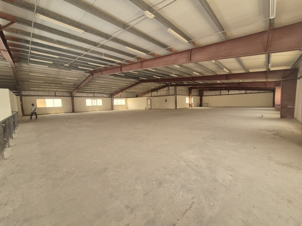 1500-sqm warehouse with rooms - 5