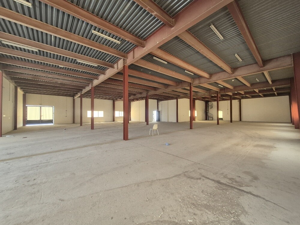 1500-sqm warehouse with rooms - 4