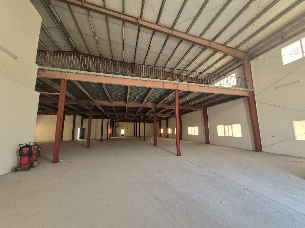 1500-sqm warehouse with rooms - 1