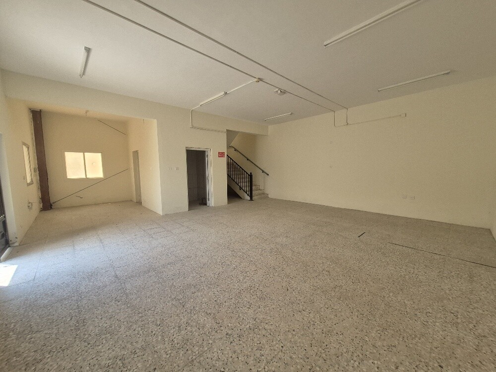 1500-sqm warehouse with rooms - 8