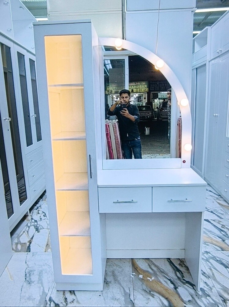 Dressing table available new good - 2