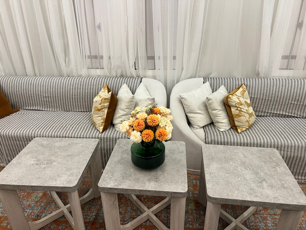 Selling 3 almost new tables - 2