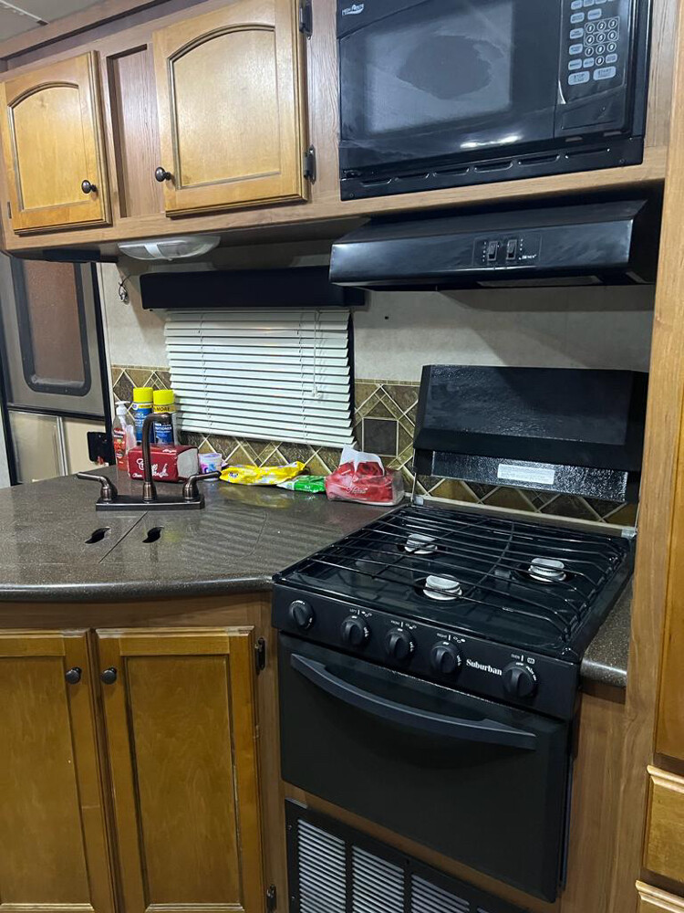 American camber cabin sunset 33ft - 14