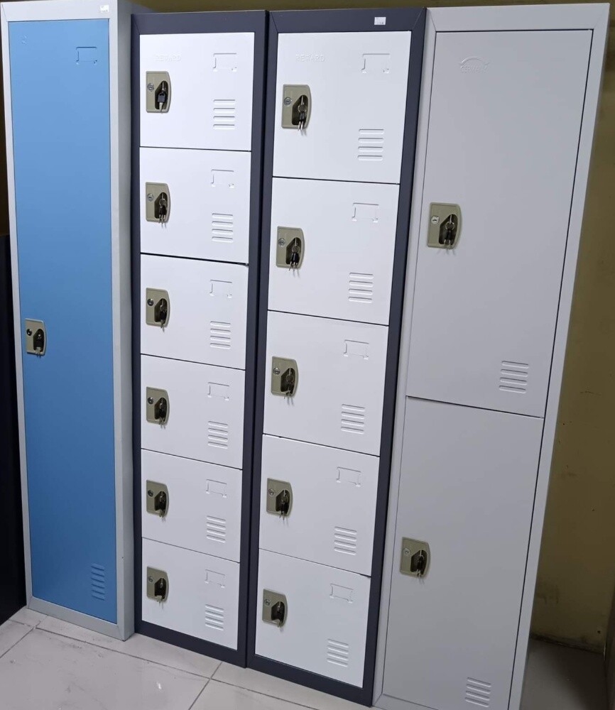 خزانة صغيرة وسرير مفرد. 30032896 - 17