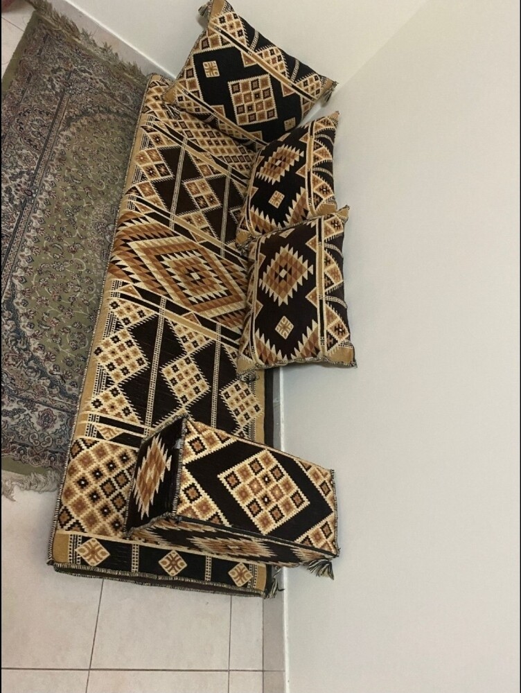 majlis with 4 pillow's - 1