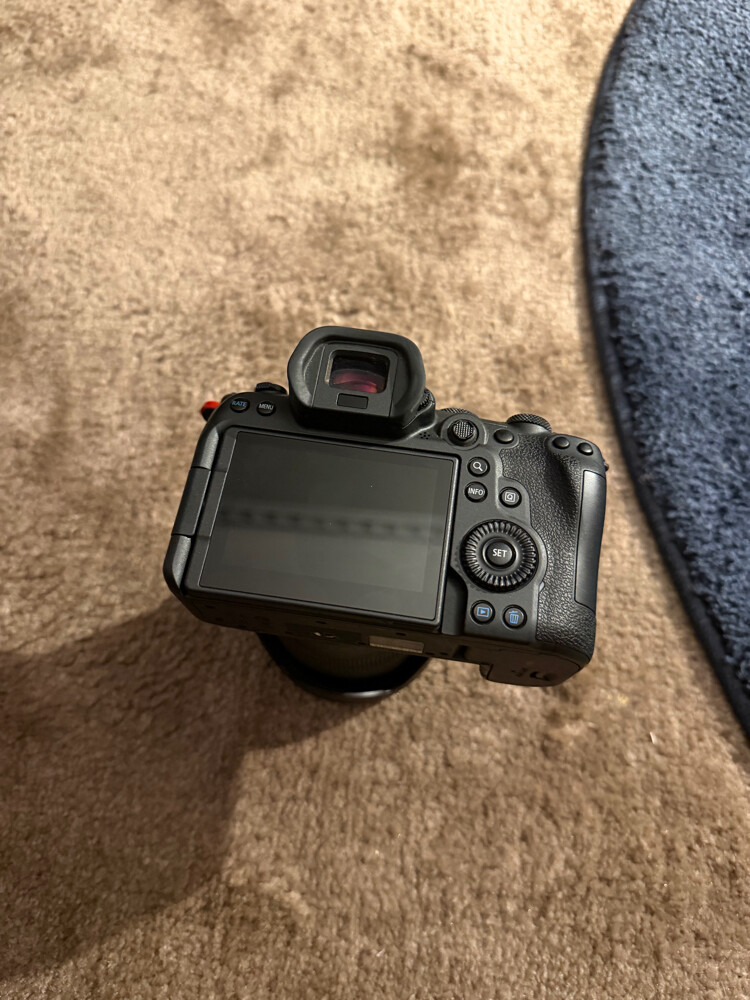 canon r6  - 1