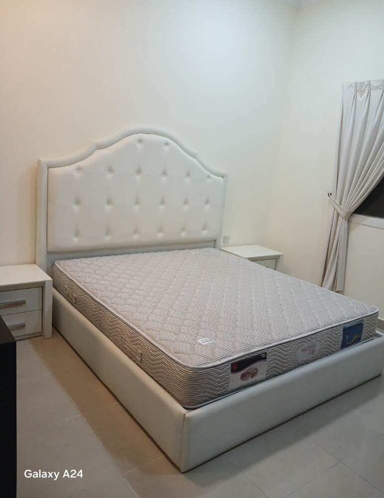 180/200. King size bed. - 2