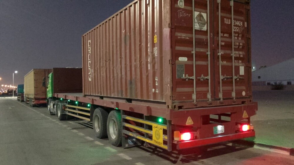 Renault tractor head with trailer - 10