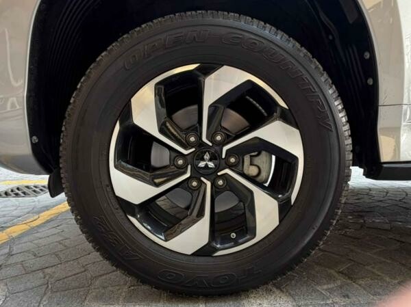 Mitsubishi Pajero Montero Sports - 4