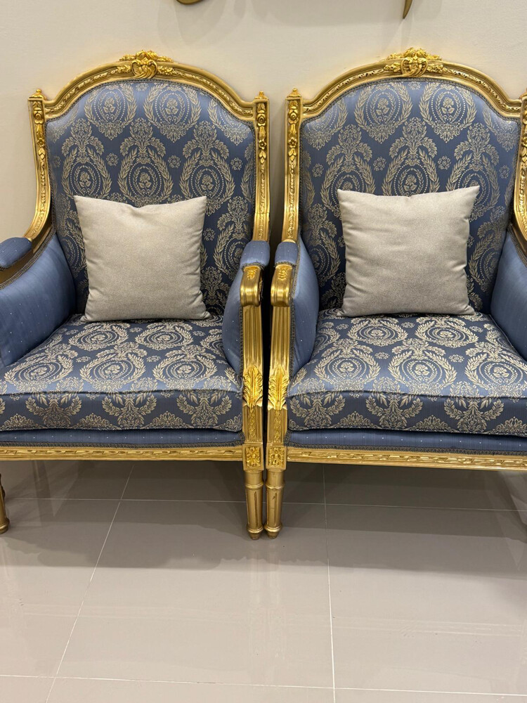 طقم كنب مع طاولات تحف اثرية - 1