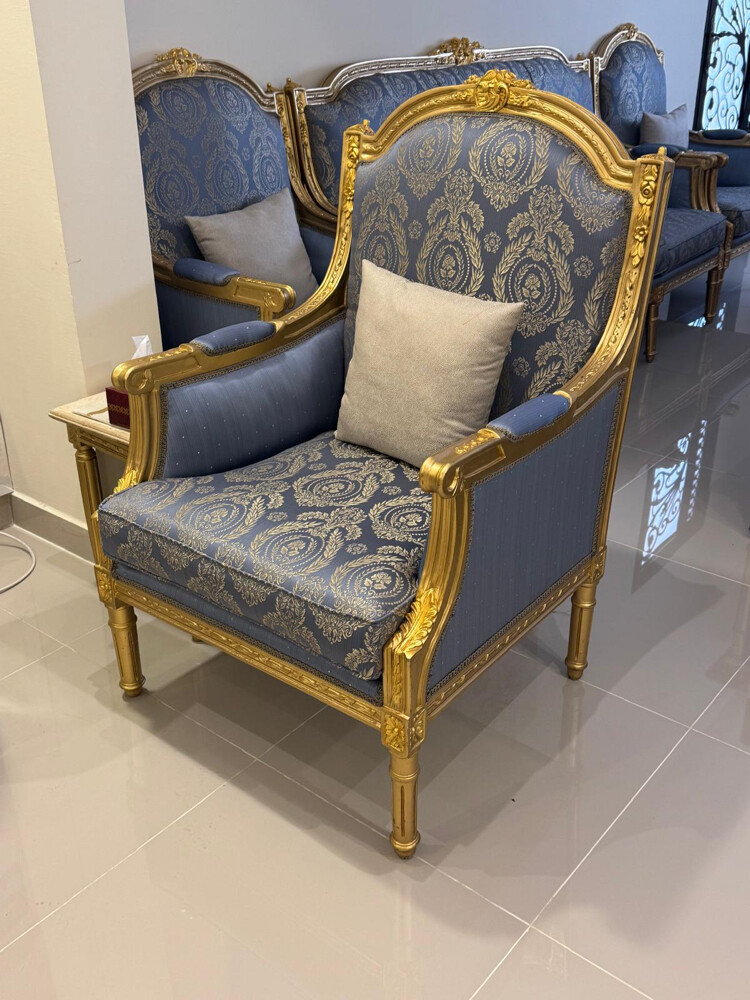 طقم كنب مع طاولات تحف اثرية - 5