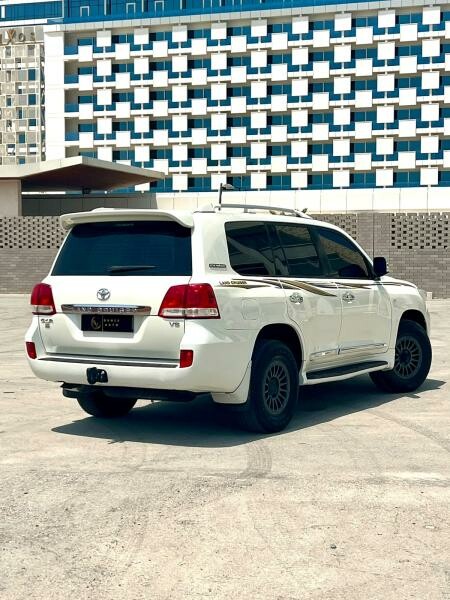 Toyota Land Cruiser GXR - 2
