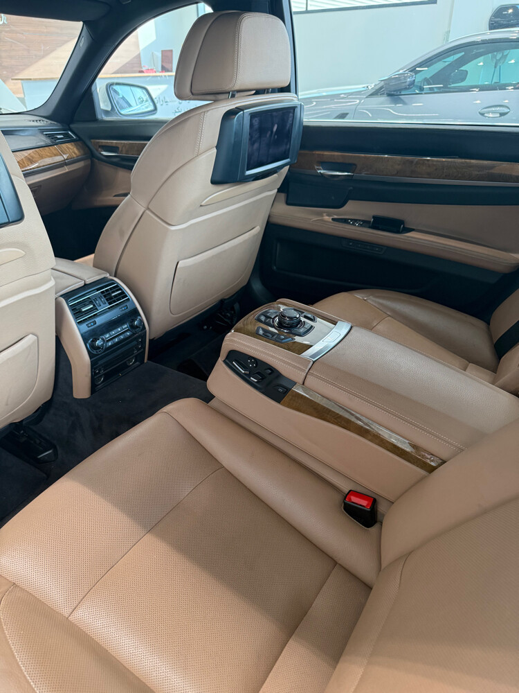 BMW 750Li - 7